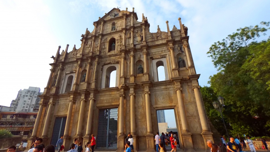 Macau St-Pauls-Ruins visitors