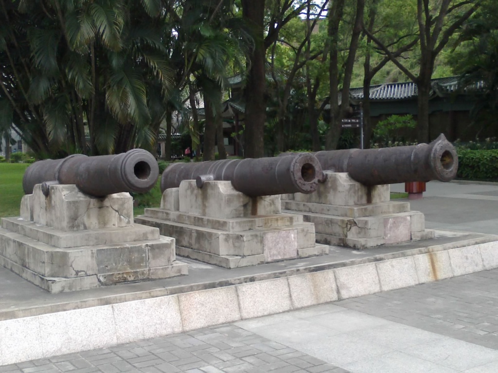 The Opium War Museum displays the Old Chinese cannons
