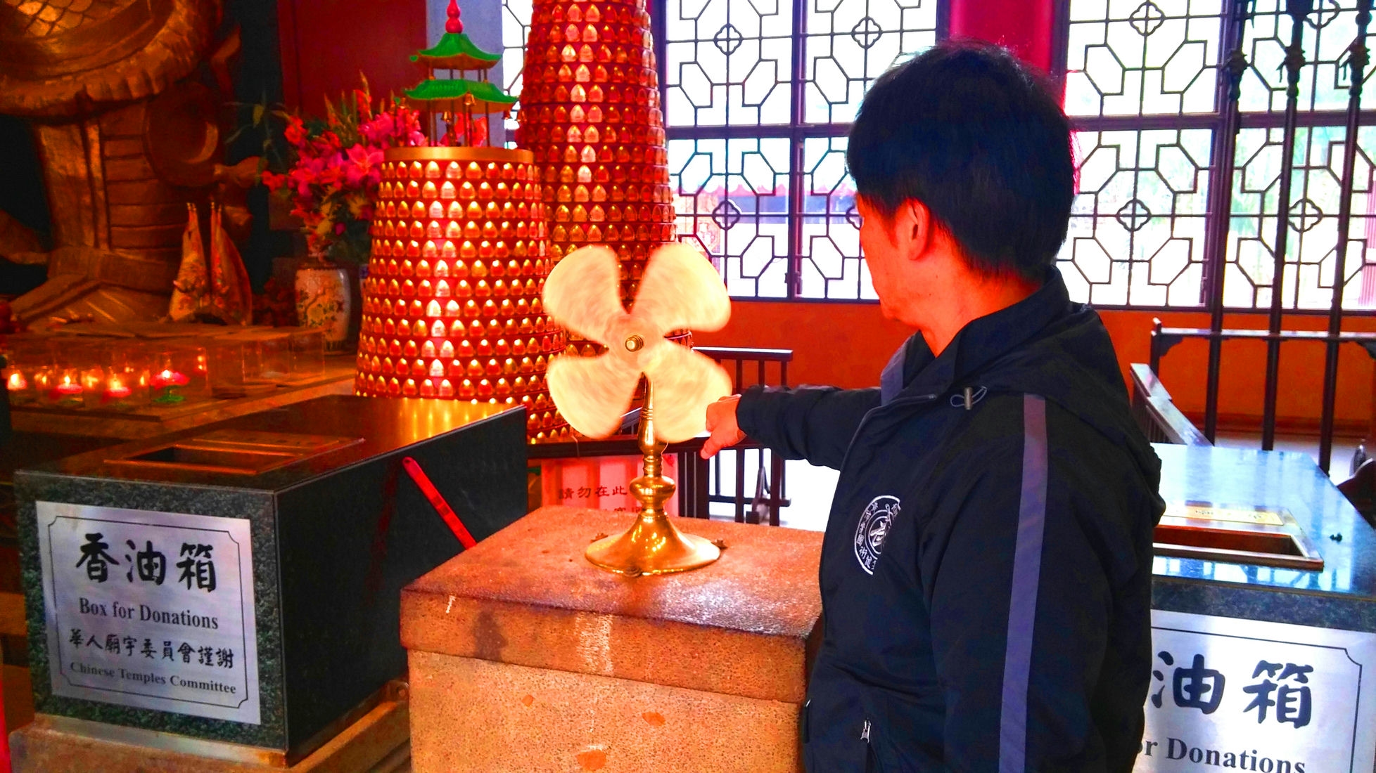 Che-Kung-Temple-turning-fan-bladed-wheel-of-fortune-Easy