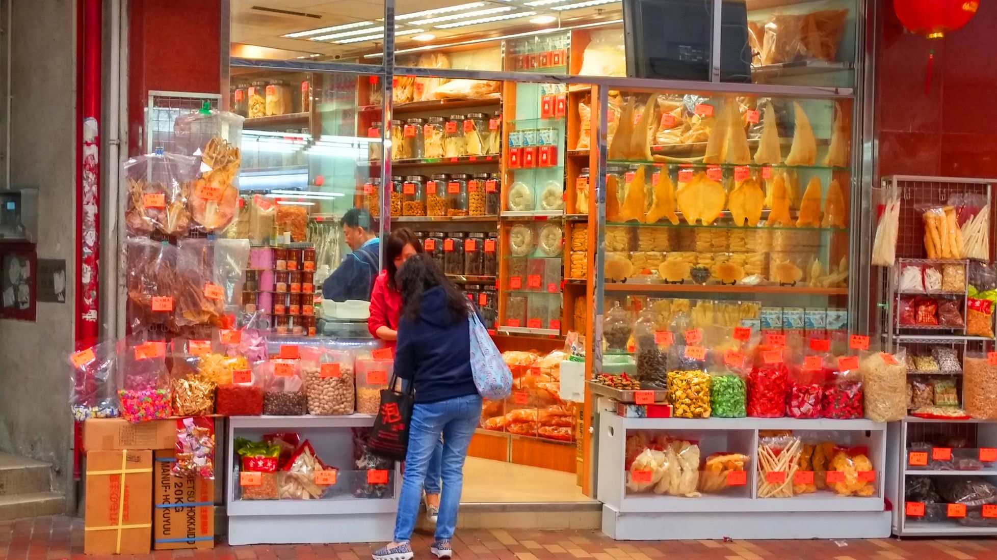 Dried-Seafood-Market-shoppers