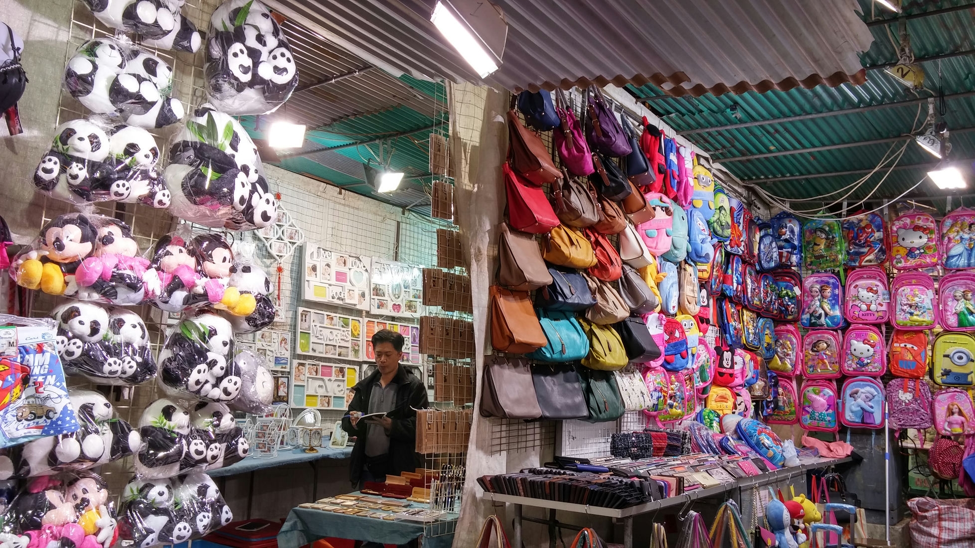 Temple Street Night Market stalls