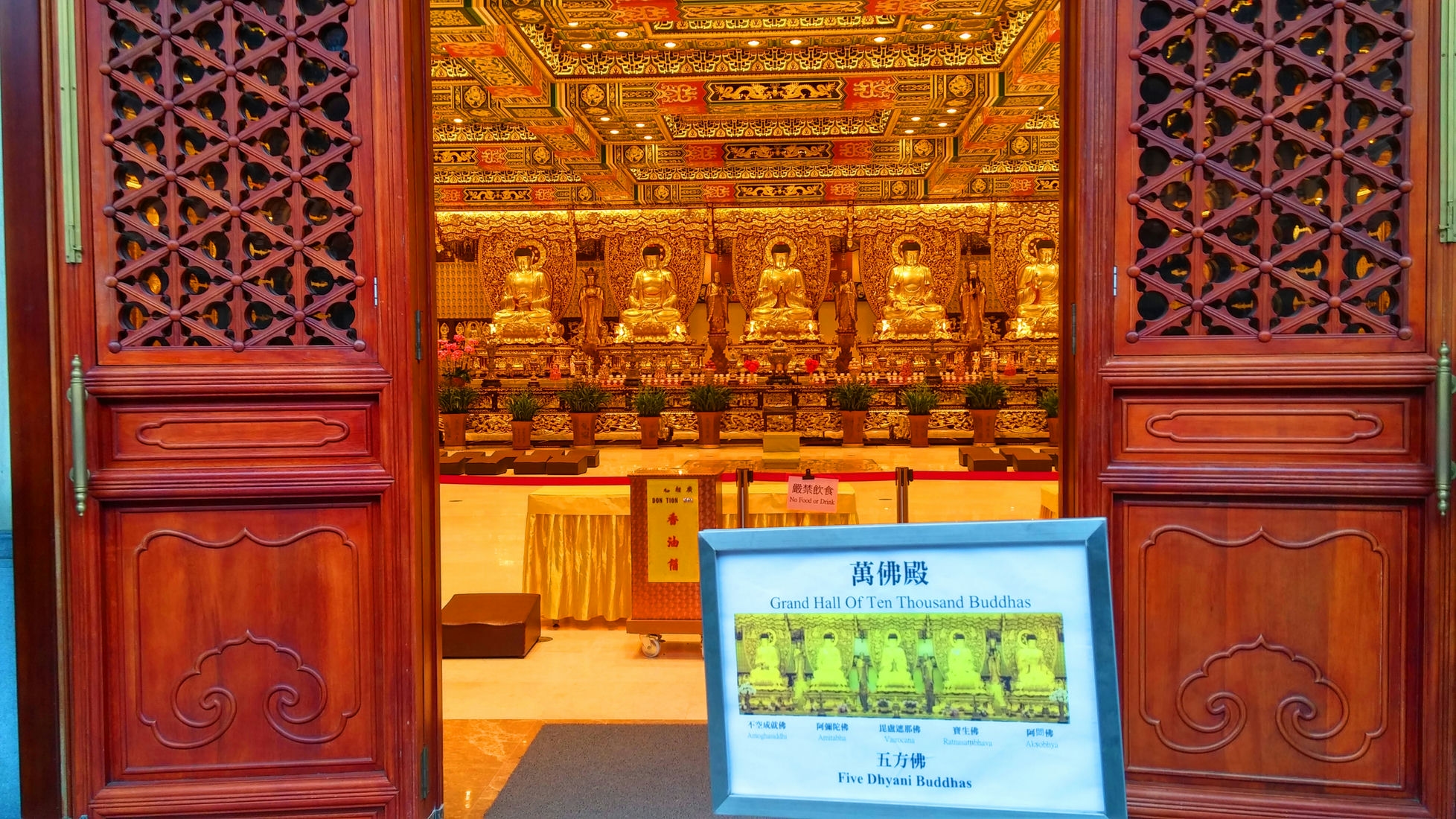 en Thousand Buddhas Hall entrance