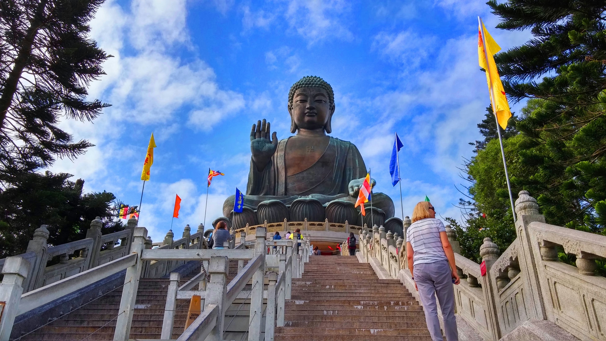 Travlelers walk 268 steps to Big Buddha