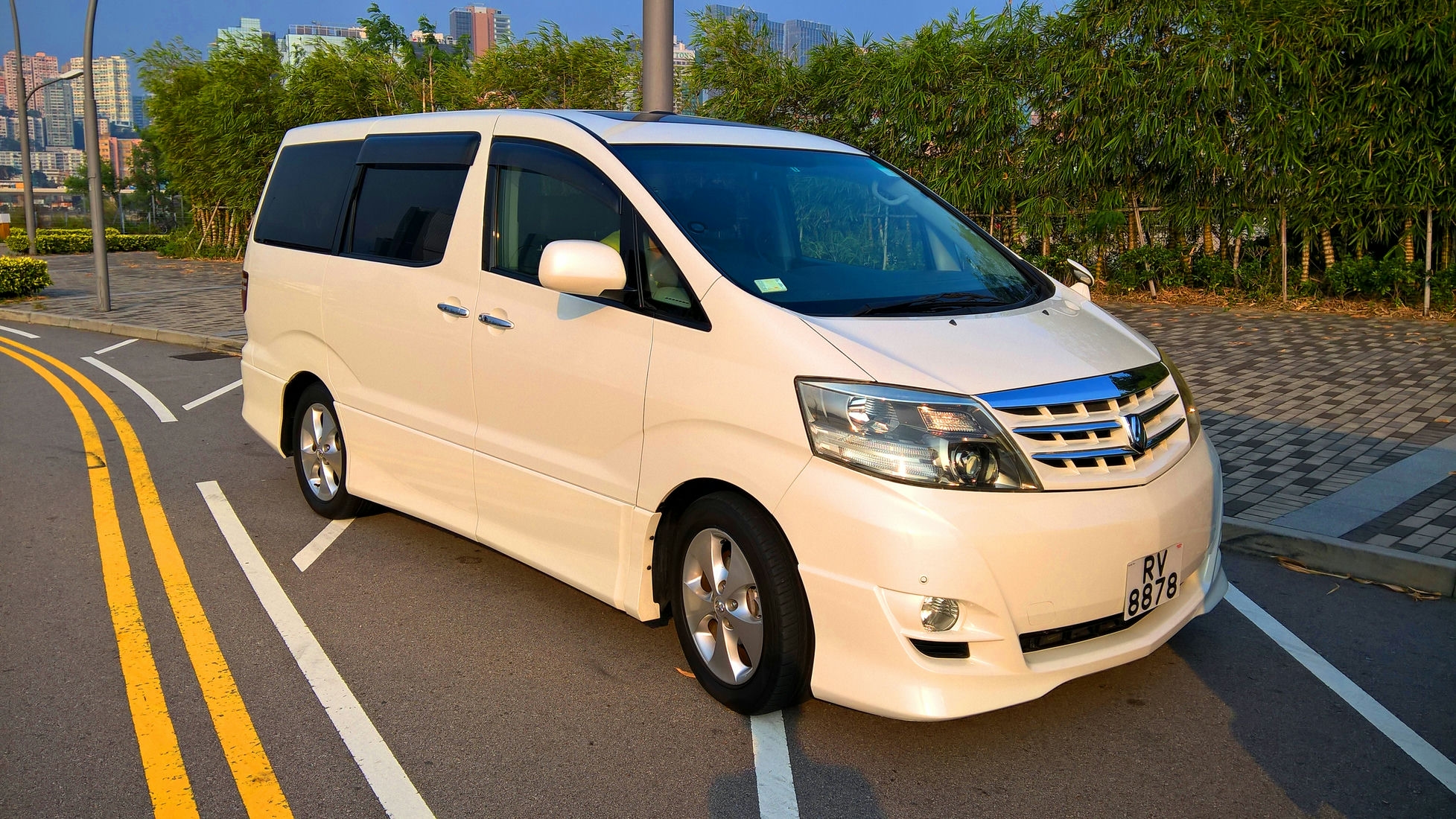 Toyota Alphard of Ringo Easy Hong Kong Private Tour