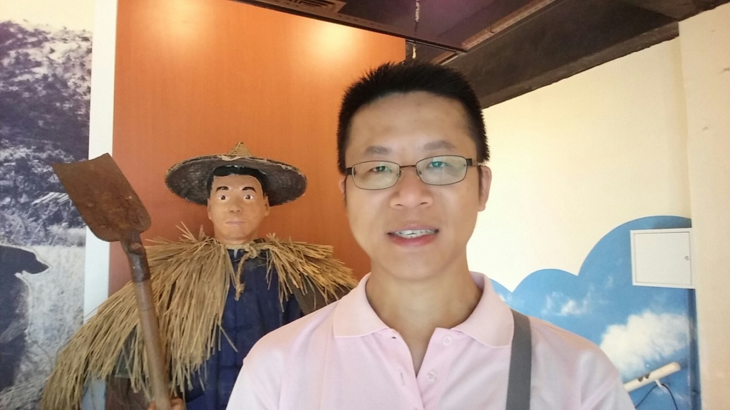 Frank takes selfie with the exhibit of the Agriculture Hall at Lions Nature Education Center