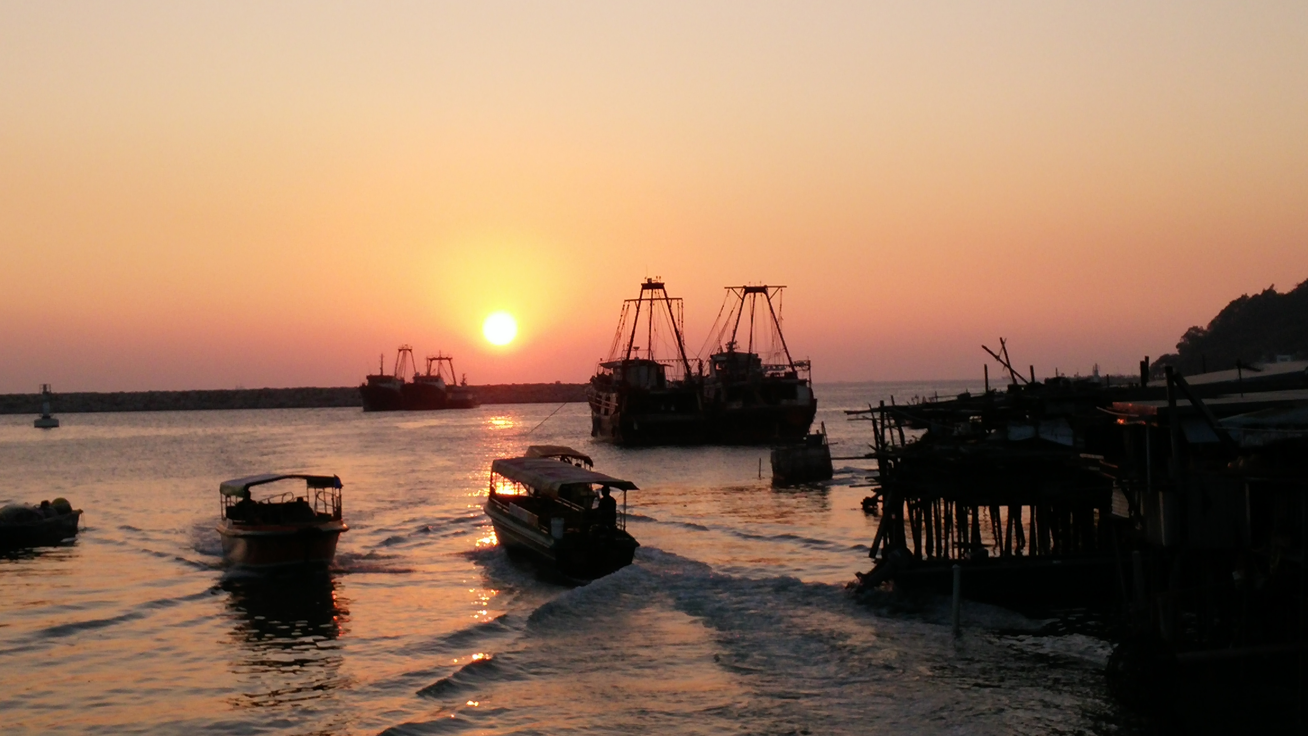See sunset and stilt houses at Tai O fishing village