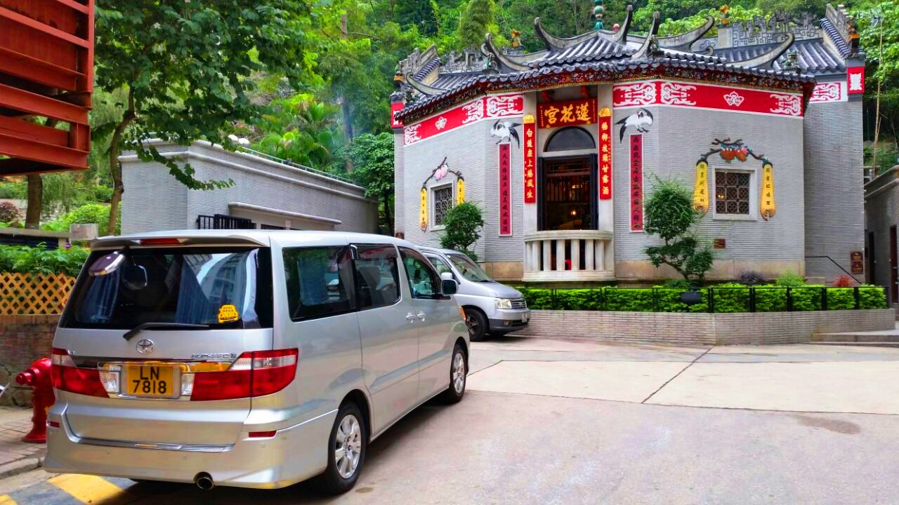 Toyota Alphard 8 seater car for private tour at Lin Fa Kung Temple