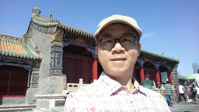 selfie at the entrance of Shenyang Palace Museum