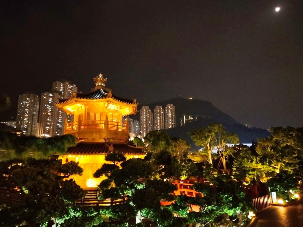 Pavilion of Harmony of Nan Lian Garden at night