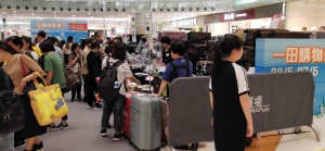 Crowds buying suitcase