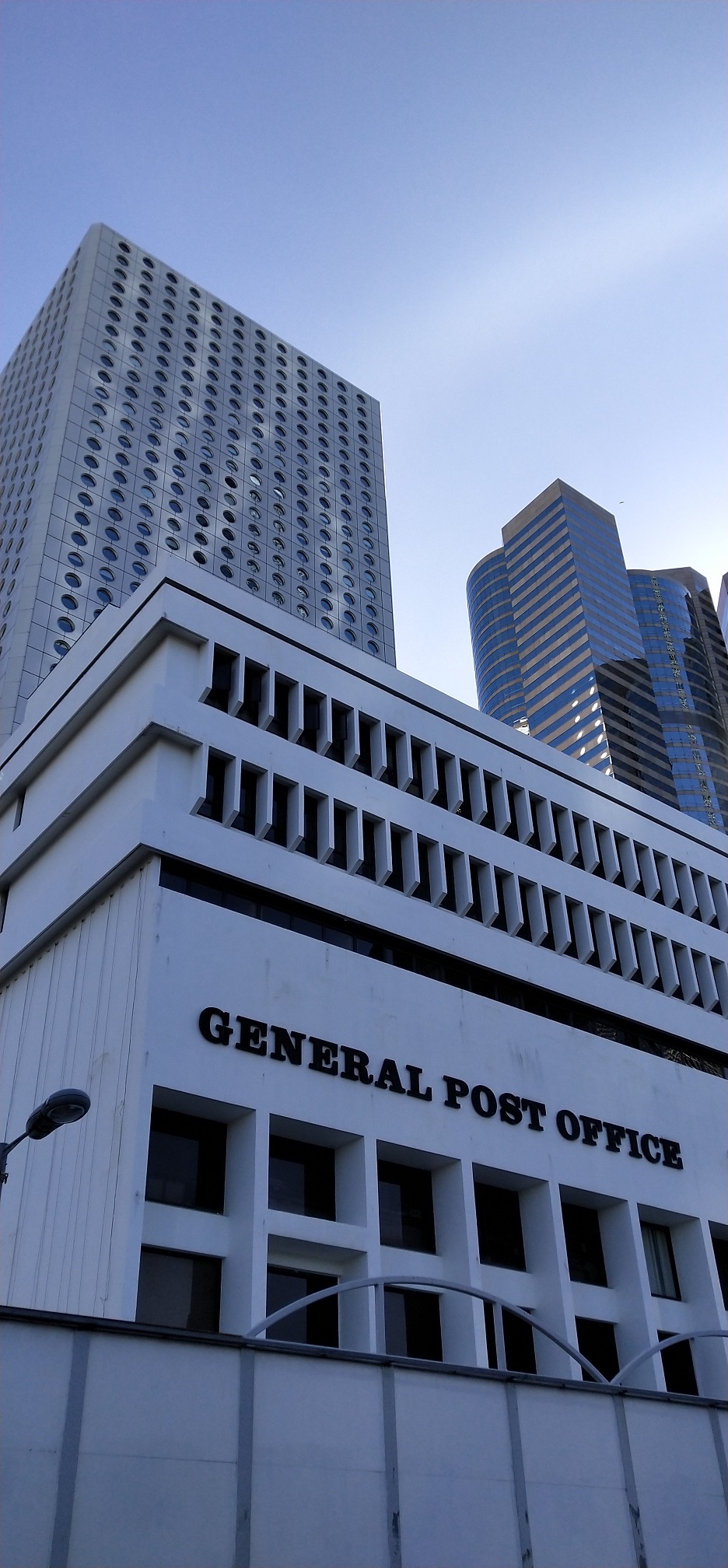 The short General Post Office does not block the sea view of Jardine House