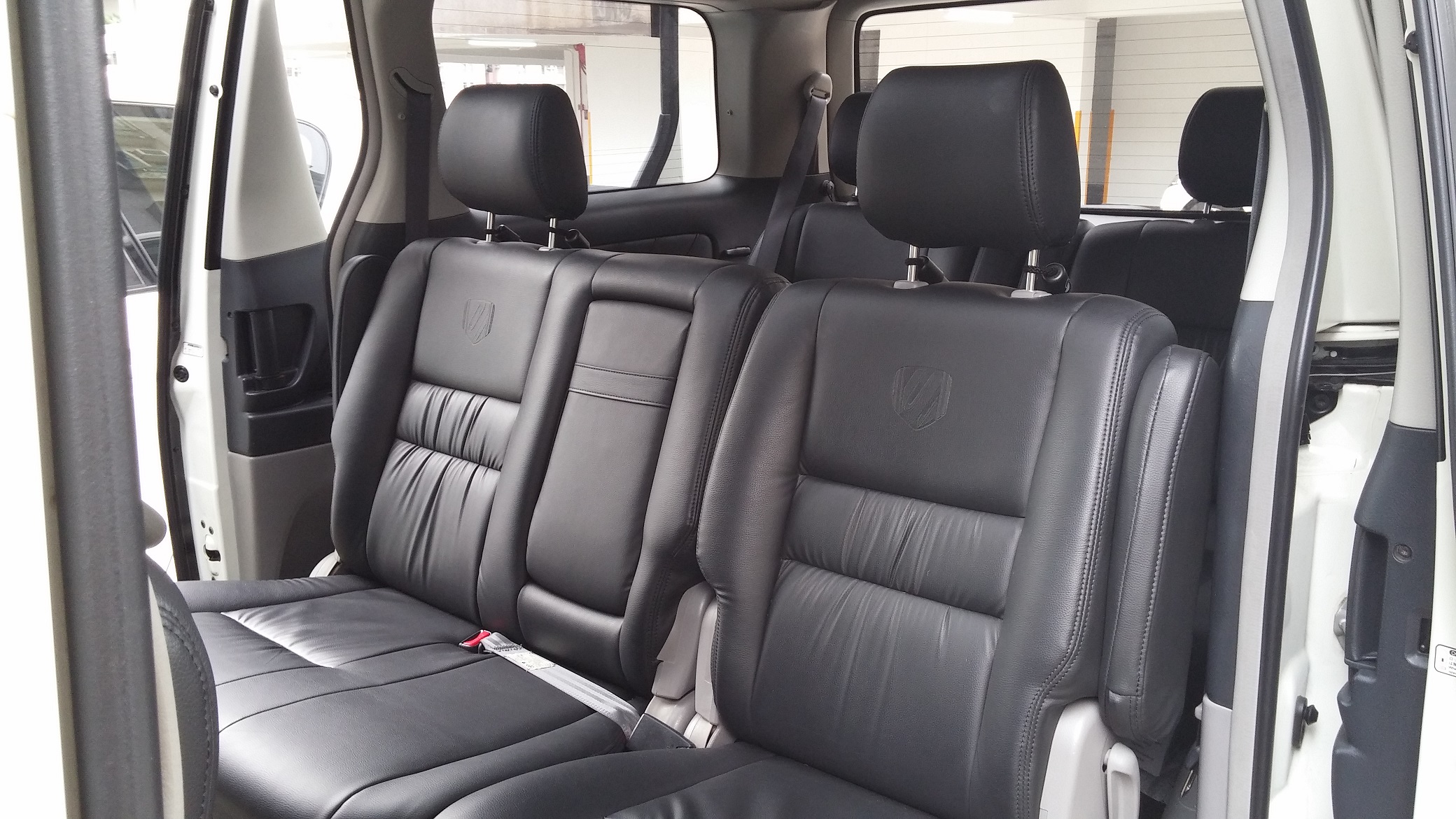 Alphard middle row seating