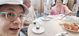 Frank and parents enjoy E-Fu noodle with lobster at local restaurant after the relaxation of social distancing rule