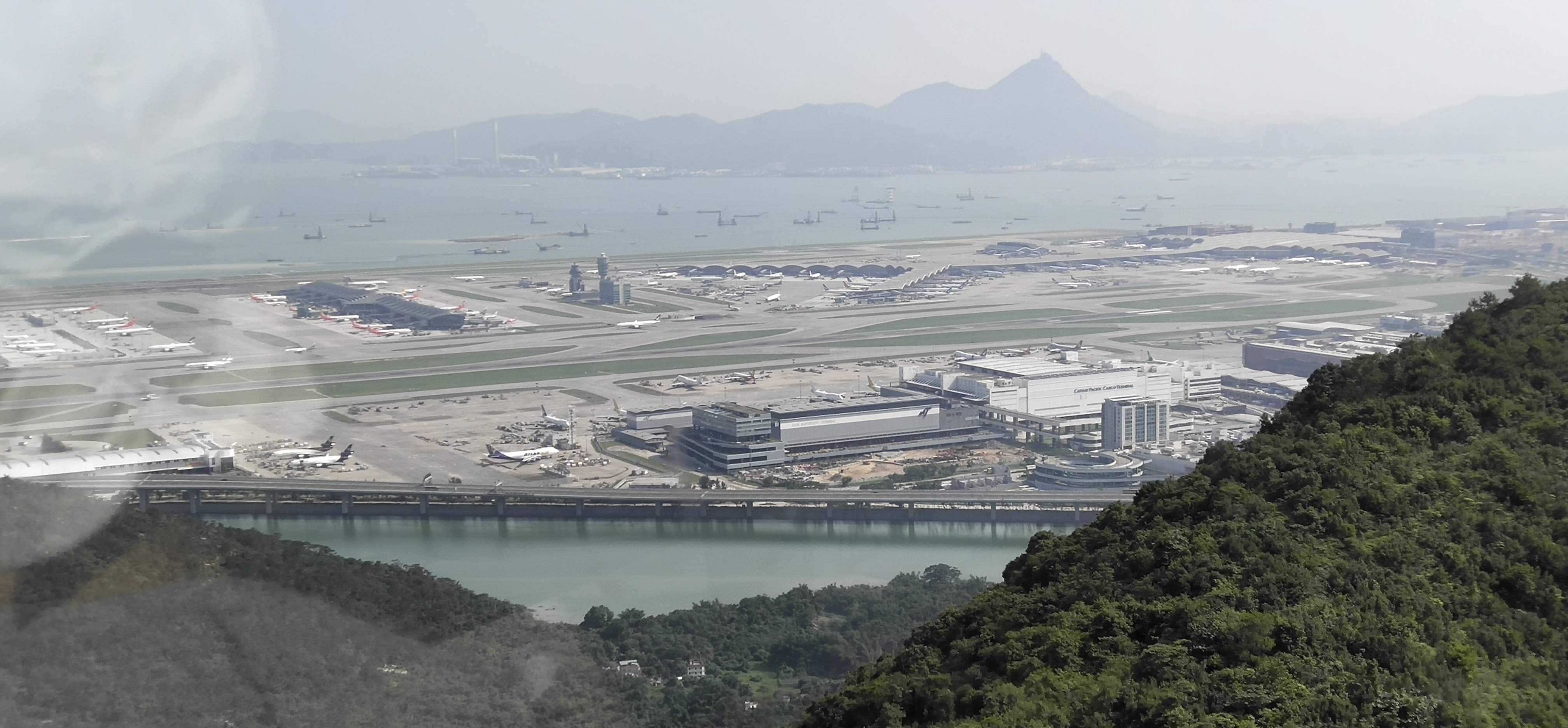 Hong Kong Airport, sea, mountain, misty weather