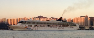 Star Cruise returns to Hong Kong during sunset