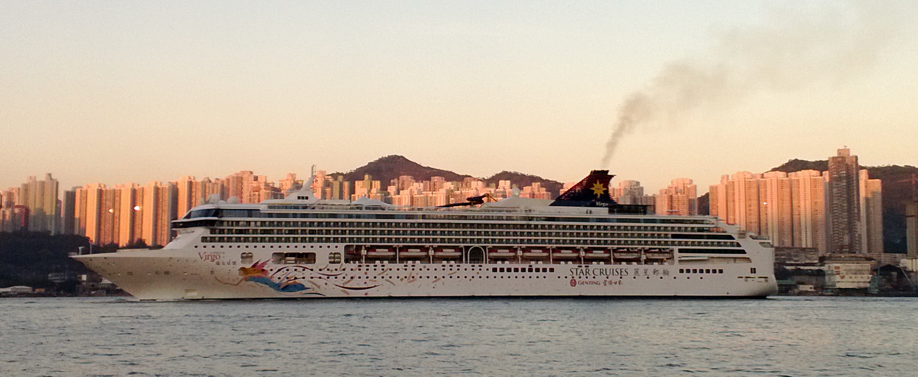 Star Cruise returns to Hong Kong during sunset