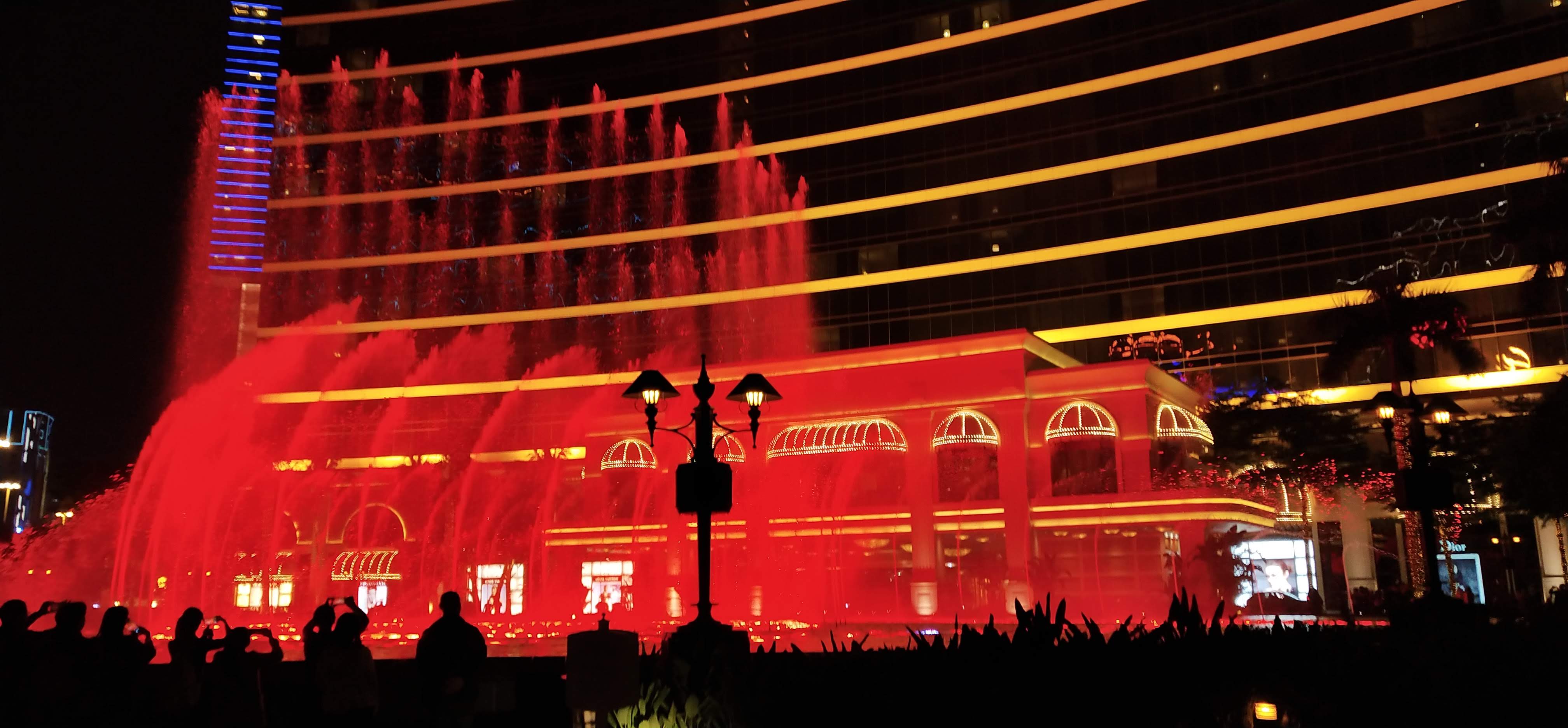 The daily light and water show at Wynn Macau