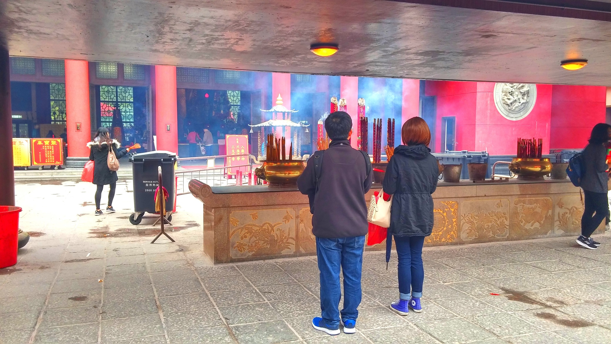 worshippers with incense sticks in Che Kung Temple