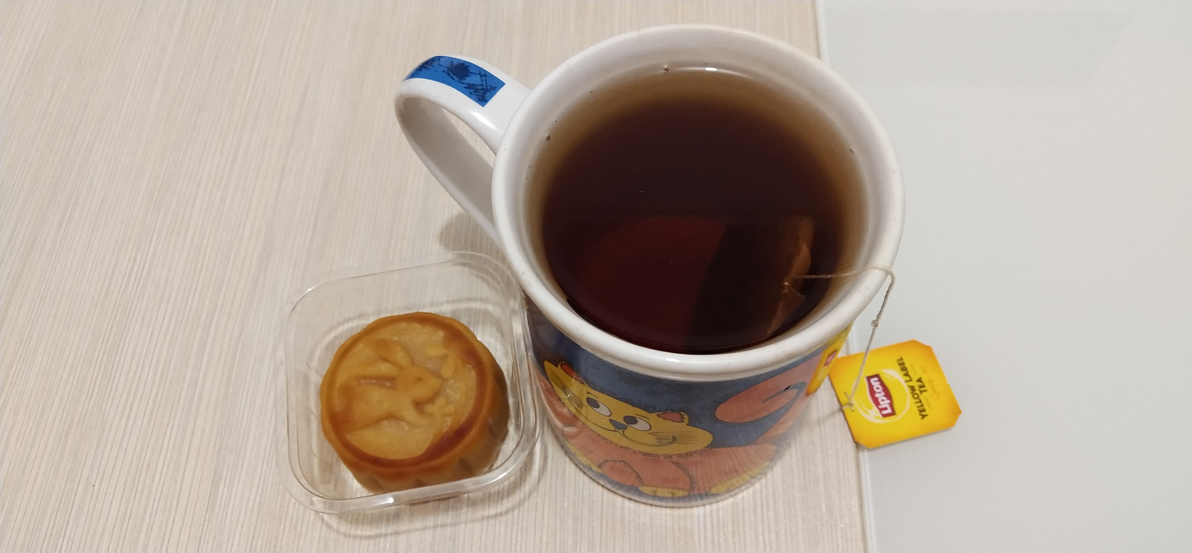 Frank enjoys moon cake at home to celebrate the Mid-Autumn Festival with families.