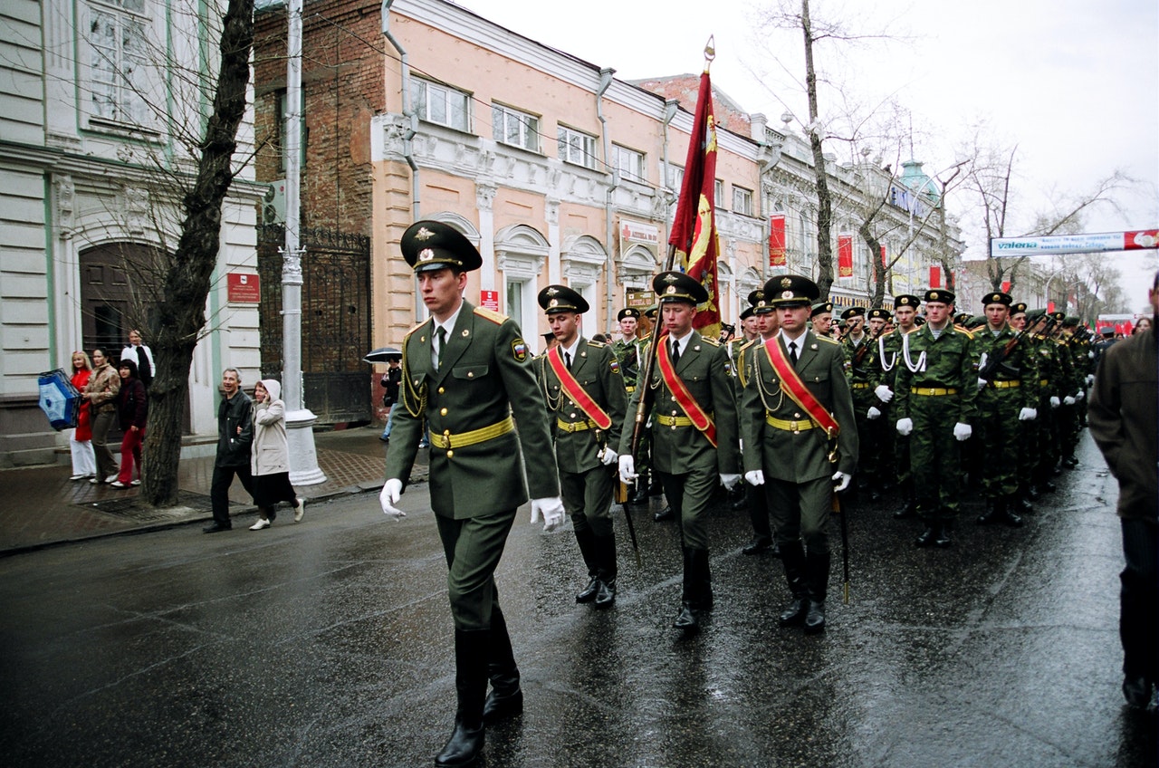 Soldiers follow the flag to march forward