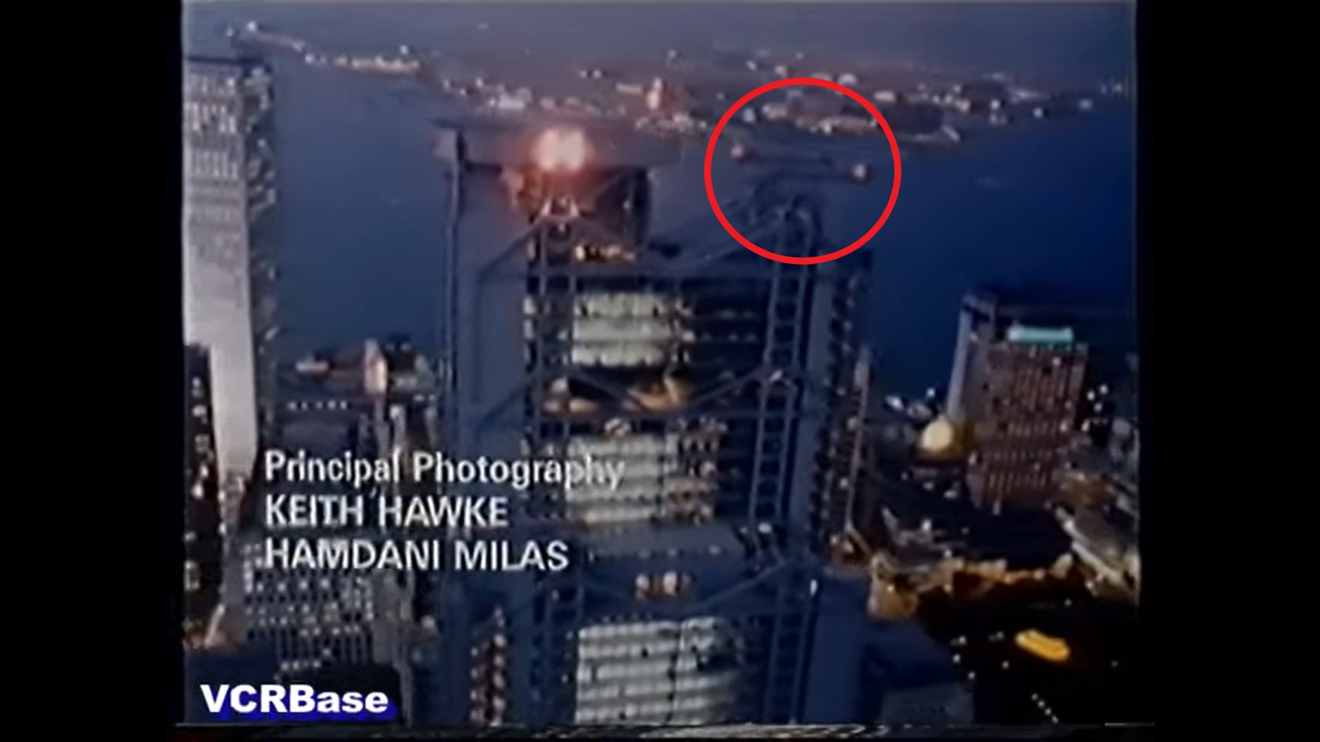 Photo from a video made in 1986 for HSBC Main Building shows the cranes or guns were at the top of the building in 1986