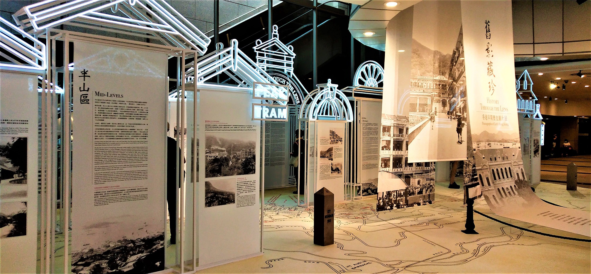 The old photo exhibition is at the lobby of Hong Kong Museum of History