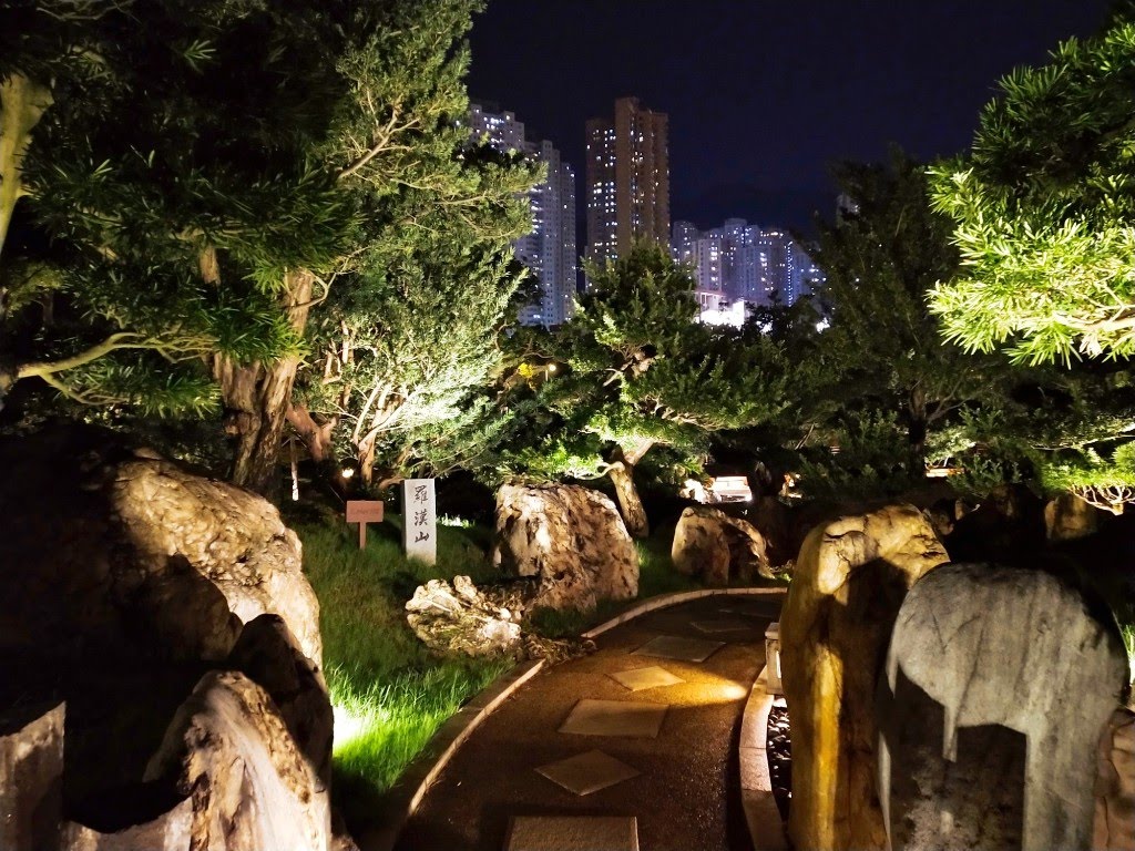 Walking path in Nan Lian Garden at night