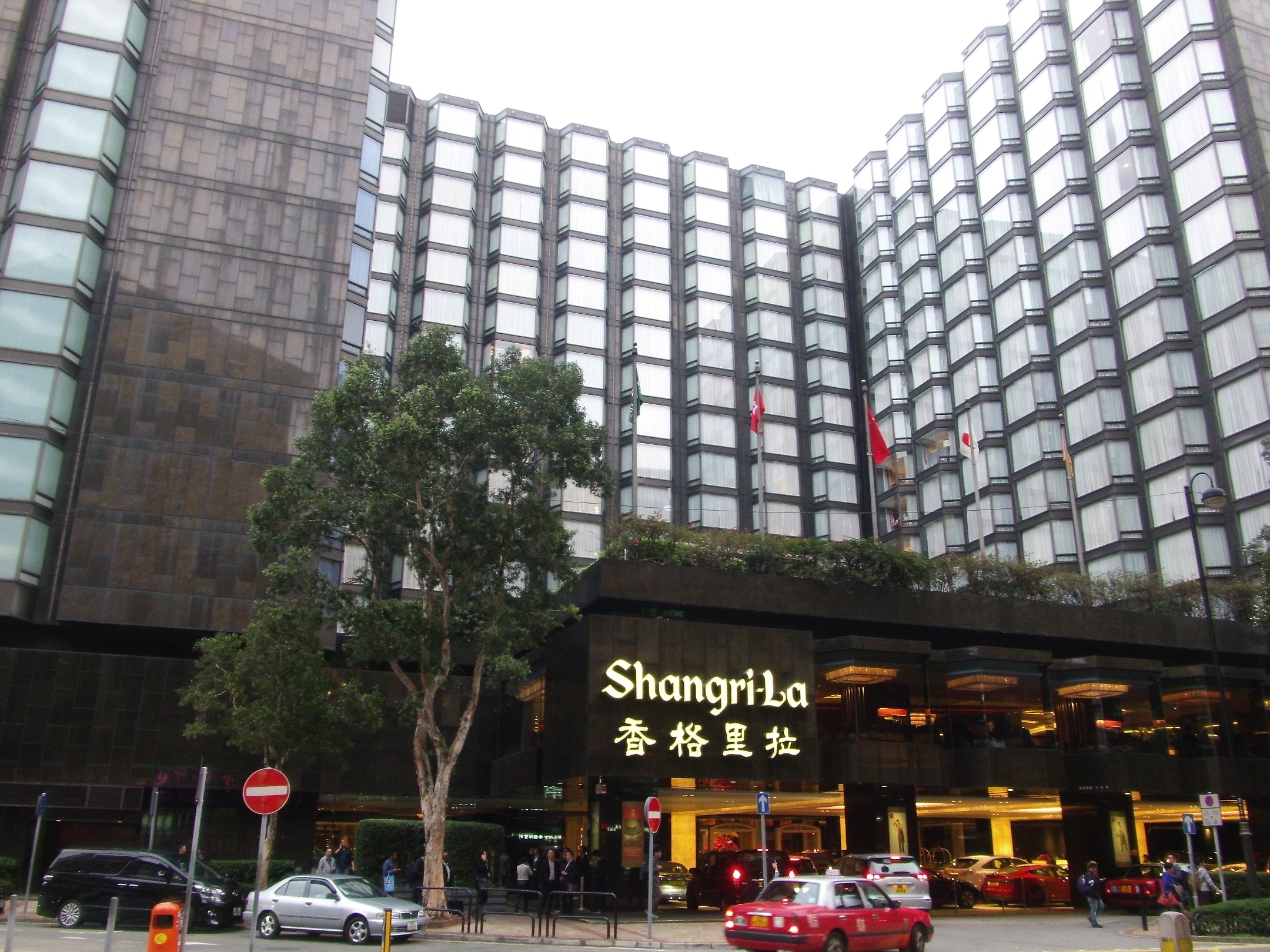 Even the lobby of Star Hotels, like Kowloon Shangri-La, open to the public. Travelers can use their toilet.