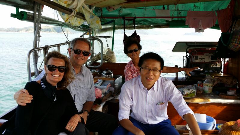 Frank the tour guide and clients took sampan to go to Yim Tin Tsai in the past.