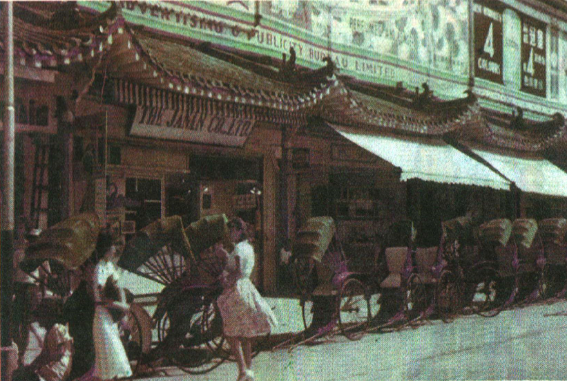 It was easy to take the rickshaw to go to Peninsula Hotel from the Kowloon Wharf.