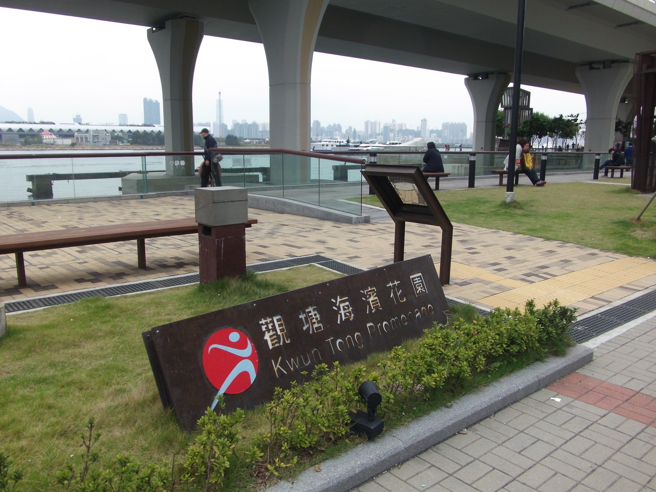 Kwun Tong Promenade has no relic for salt making, but it has a nice view.