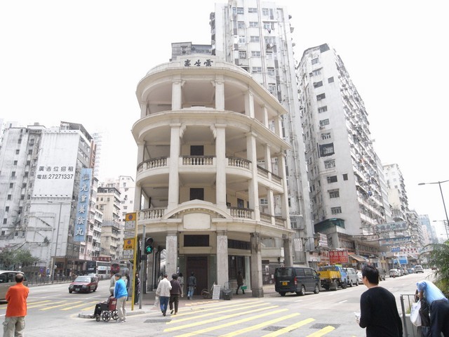 Lui Seng Chun Building was the residence for the rich Lui Family, which founded the Kowloon Motor Bus Company.