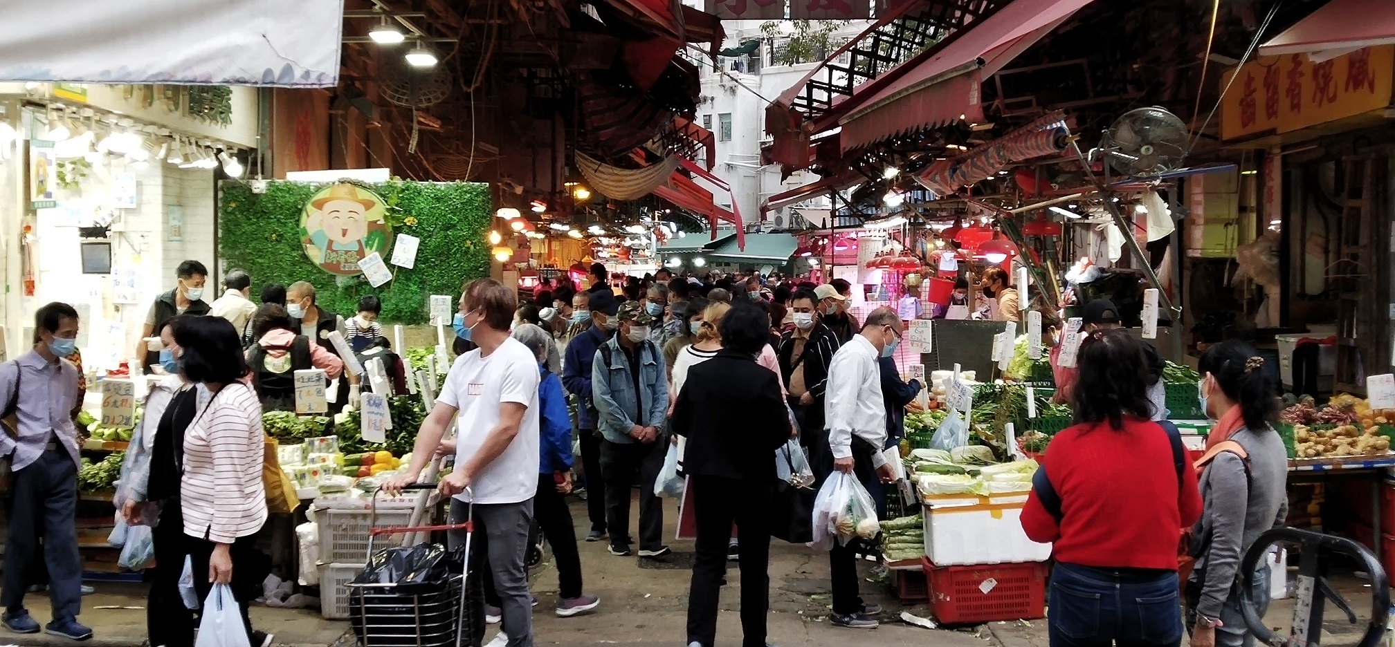 The busy, noisy and messy Sham Chun Street.