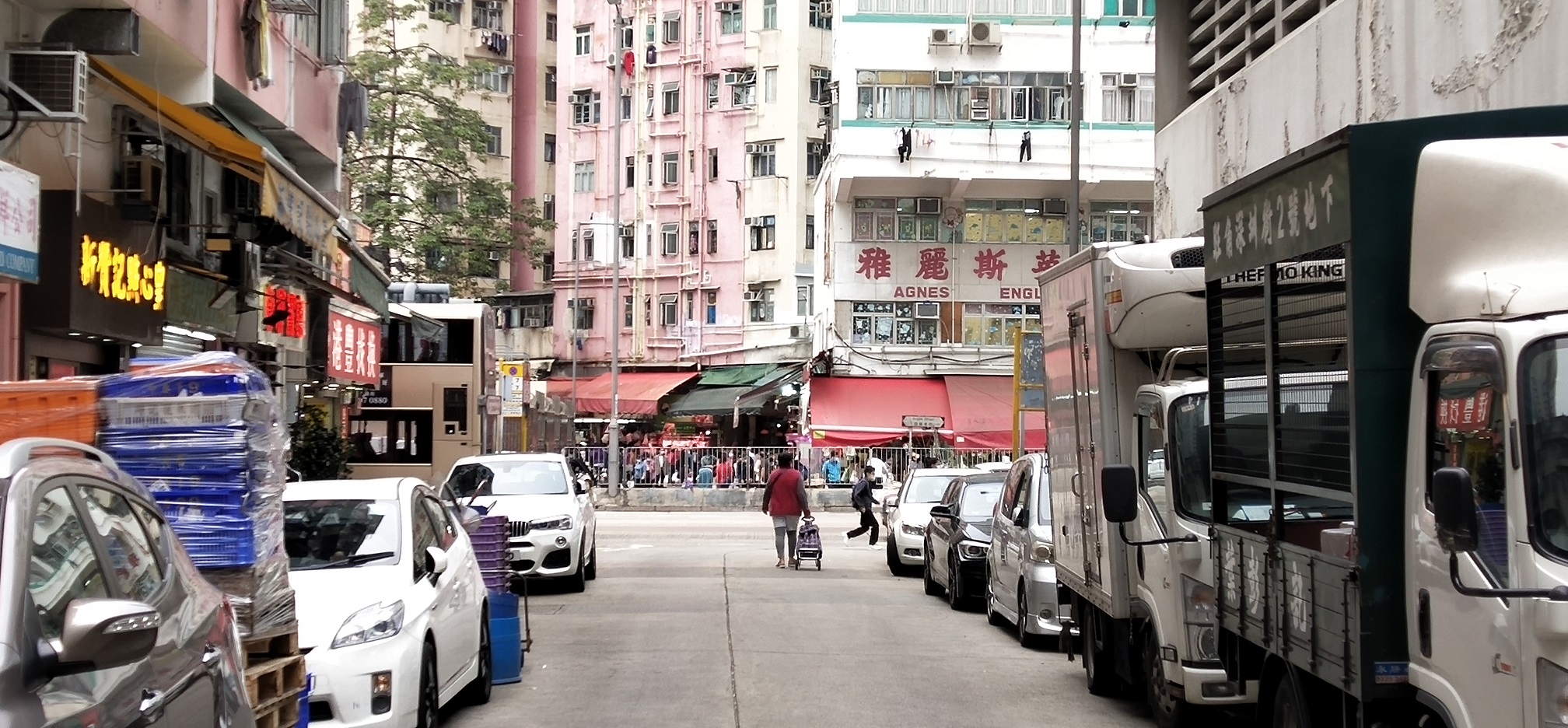 The short Sham Chun Street lies across the busy Argyle Street.