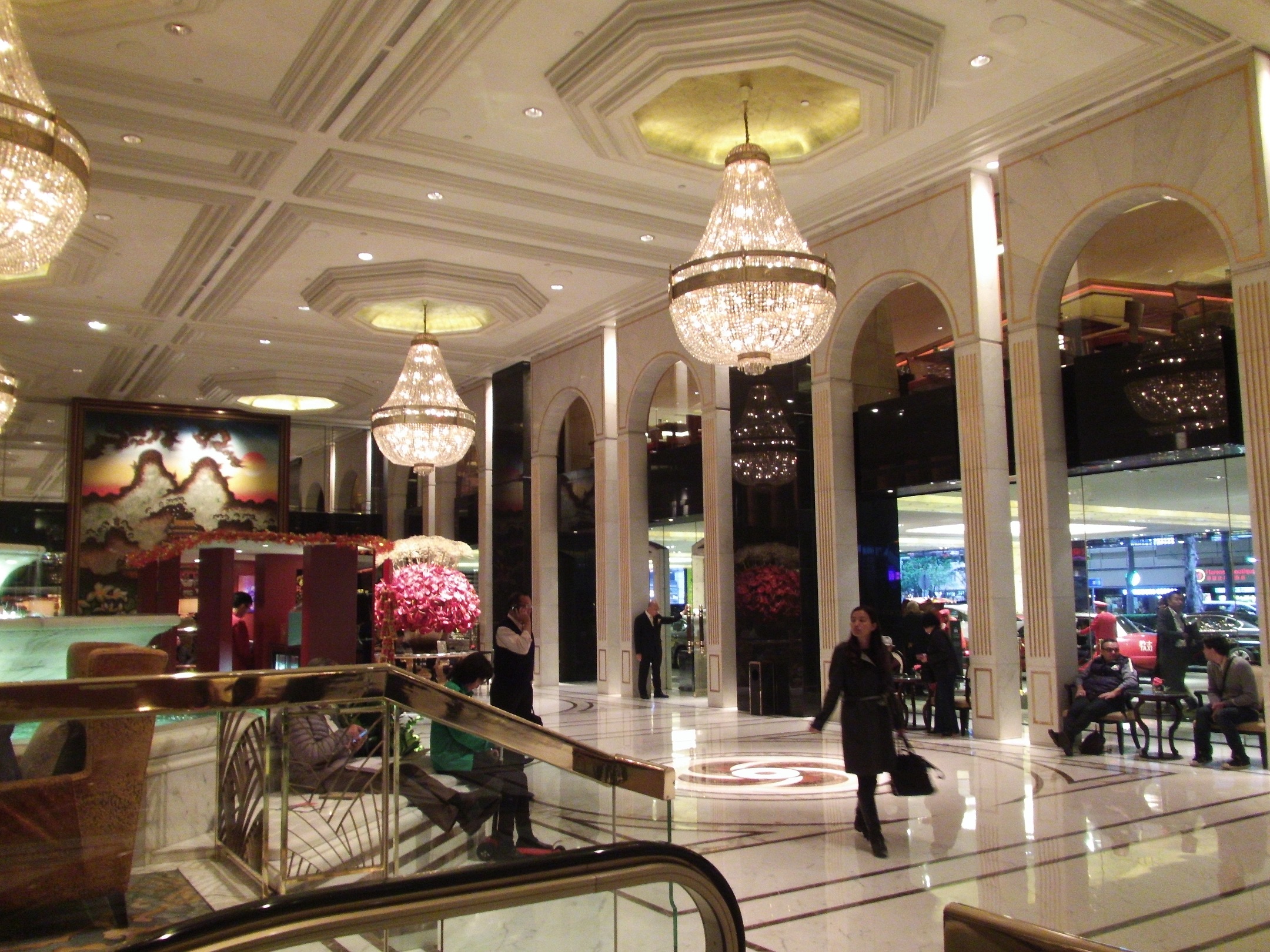 Travelers can find the toilet at the lobby of Kowloon Shangri-La.