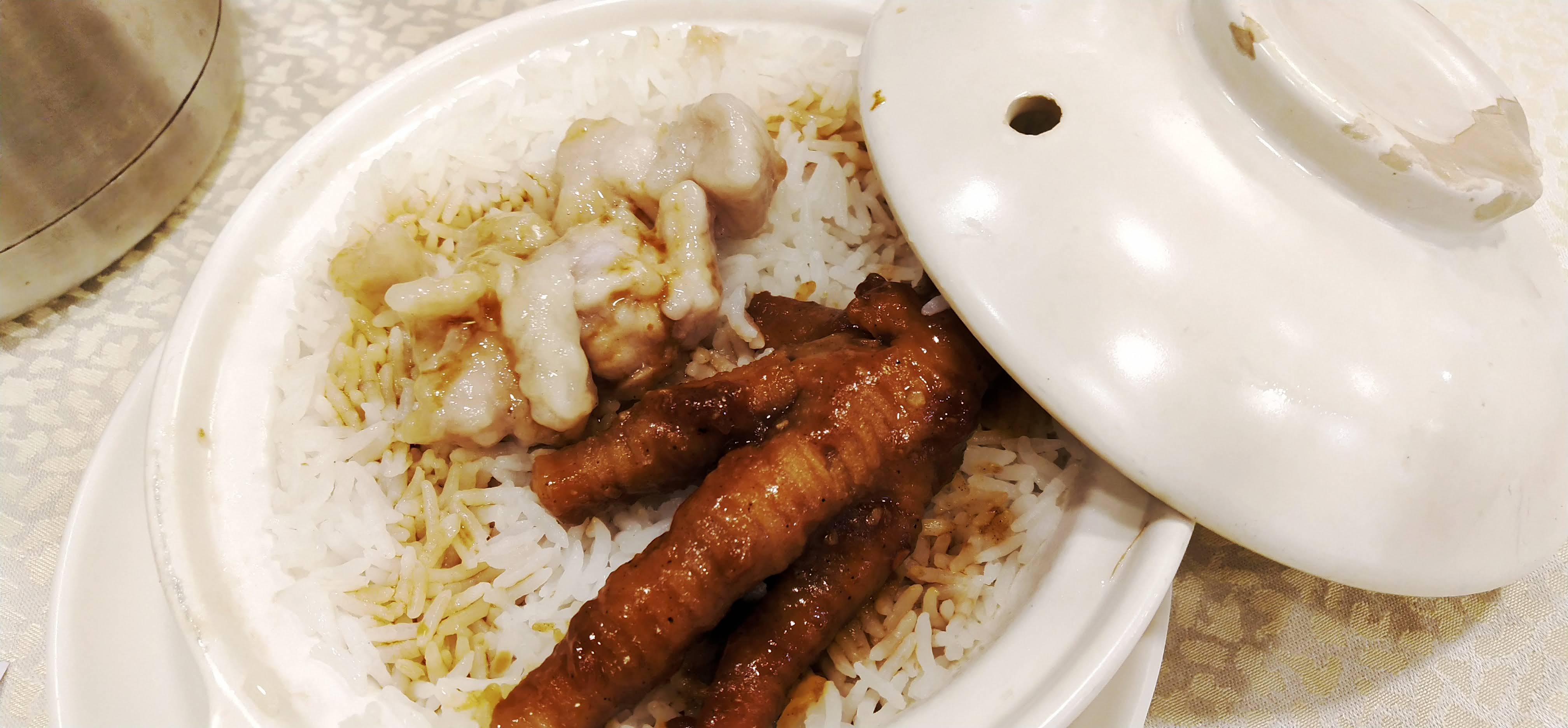 Clay pot steamed rice with pork ribs and chicken feet