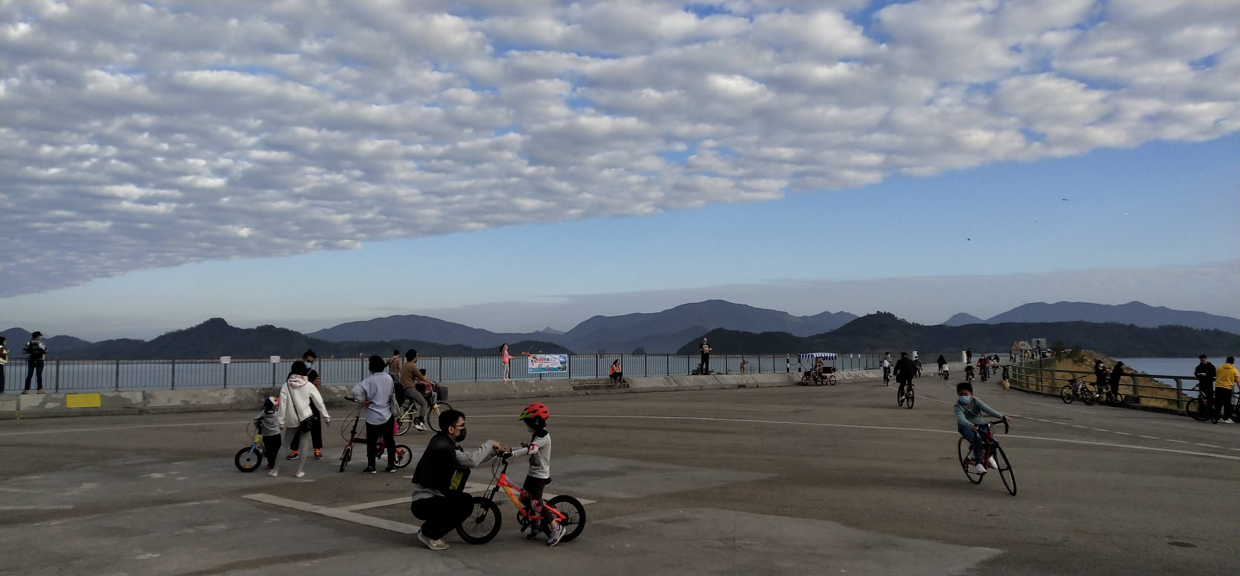 The dam is the cycling track for citizens