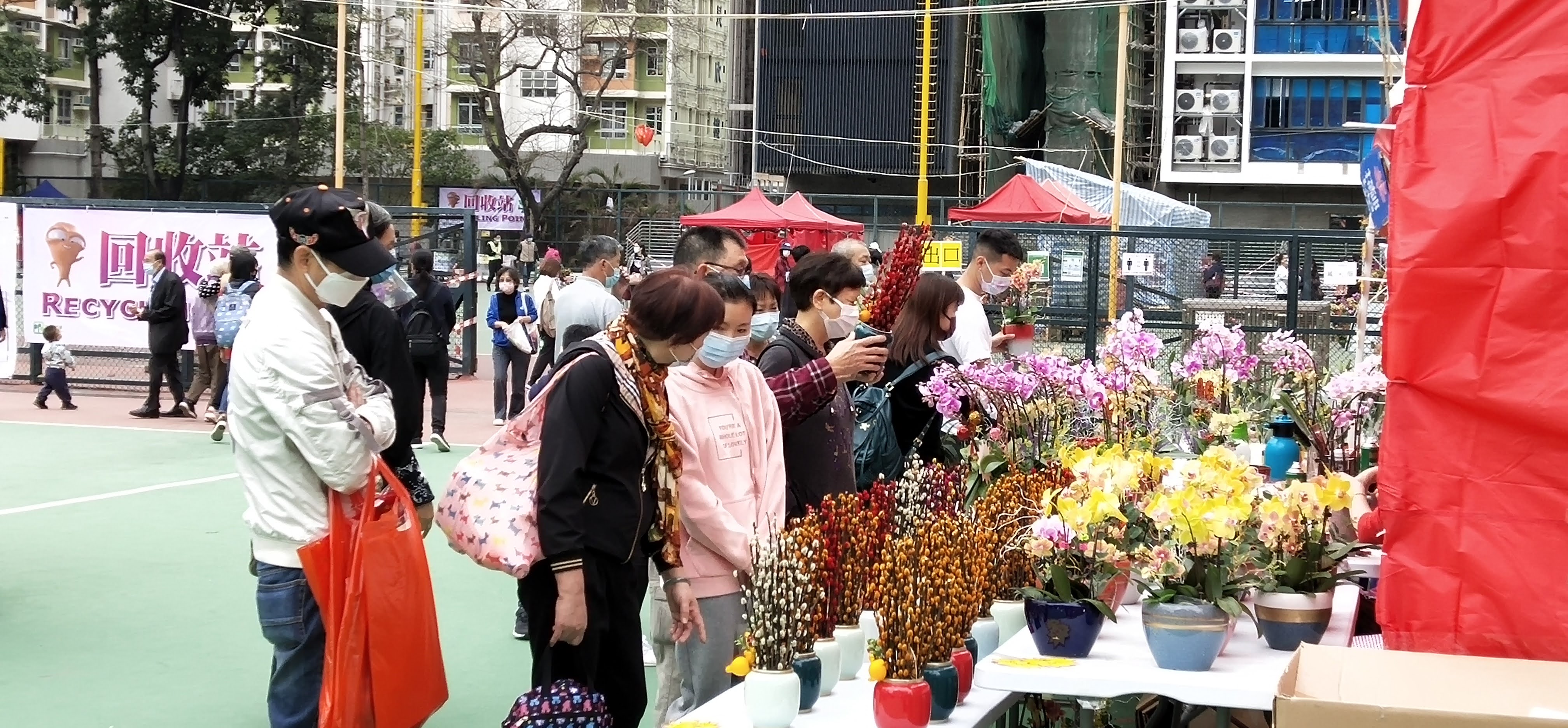 Citizens can buy flowers easily at the Point of Sale of New Year Flowers