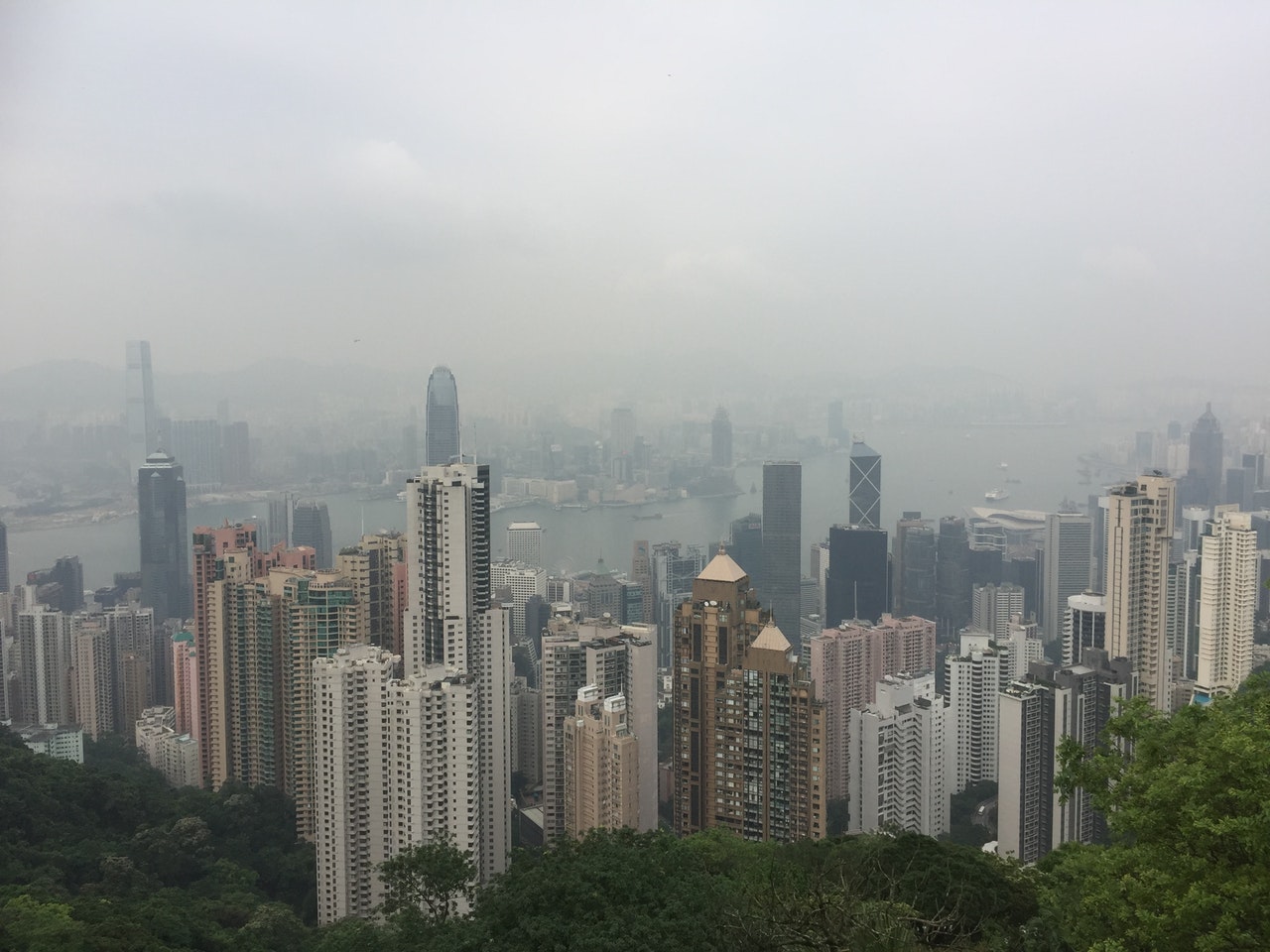 It is difficult to see the view of Victoria Harbor under foggy weather.