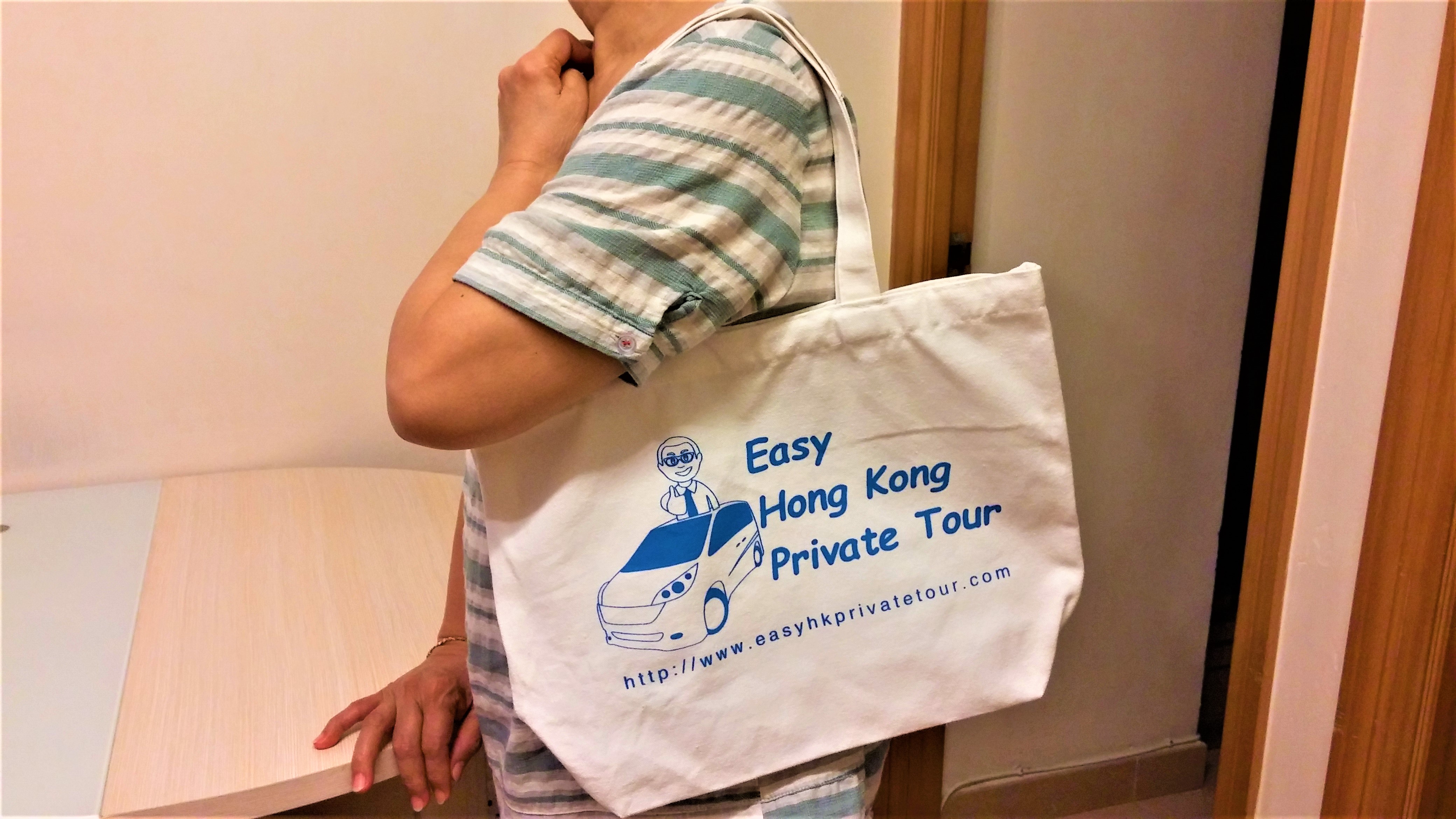 Easy Hong Kong Private Tour canvas bag is a good companion when you go shopping