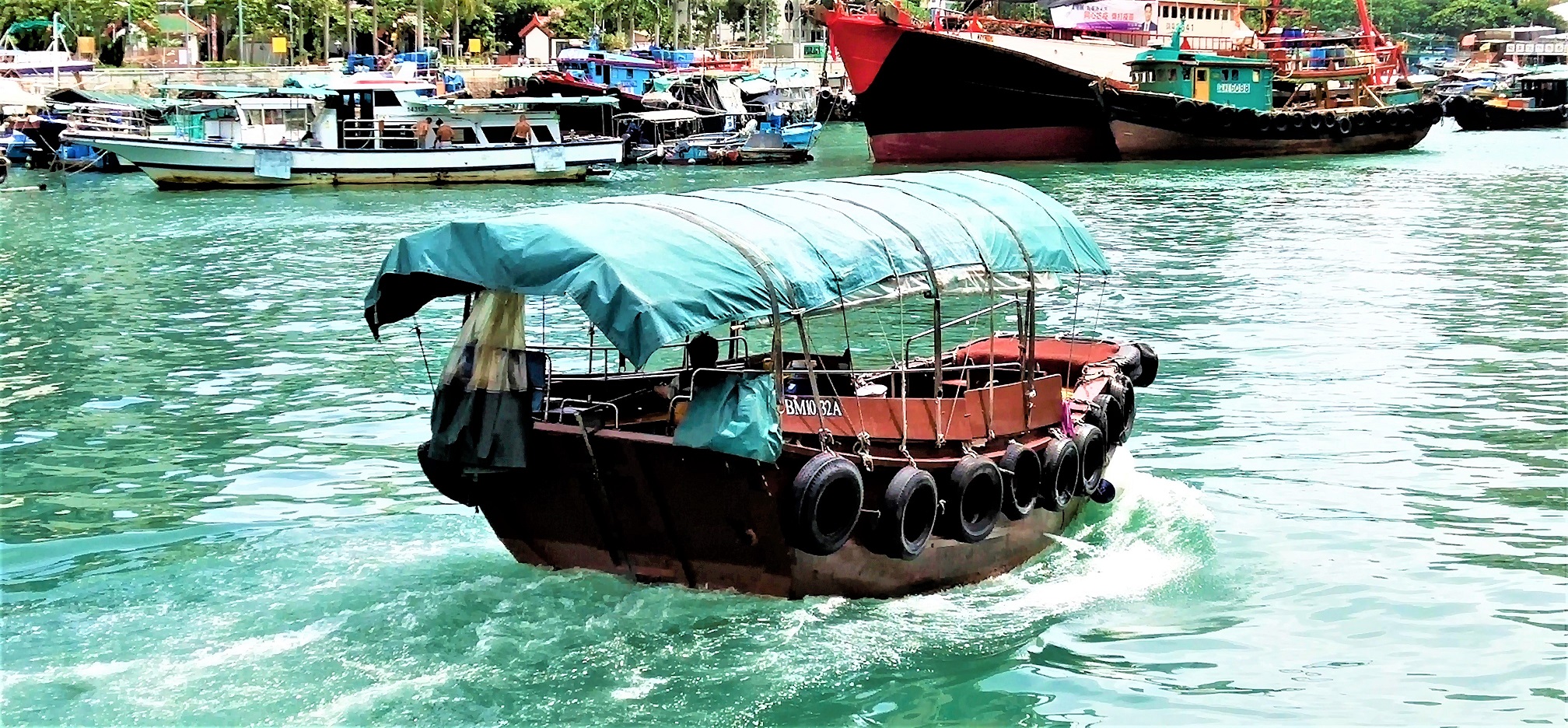 It is nice for travelers to take the sampan ride at Aberdeen fishing village.