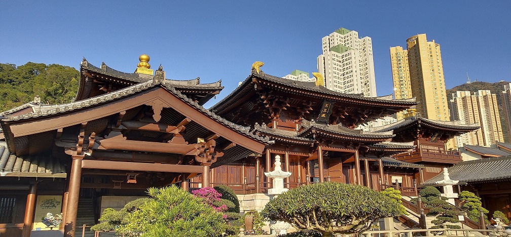 Big contrast between wooden Chi Lin Nunnery and the concrete tall buildings.