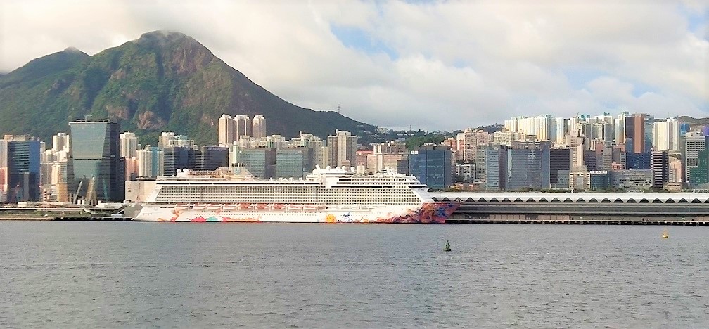 Hong Kong will start the seacation soon. World Dream is preparing at the Kai Tak Cruise Terminal.