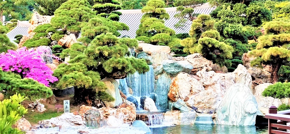 Nan Lian Garden looks like a Chinese landscape painting.