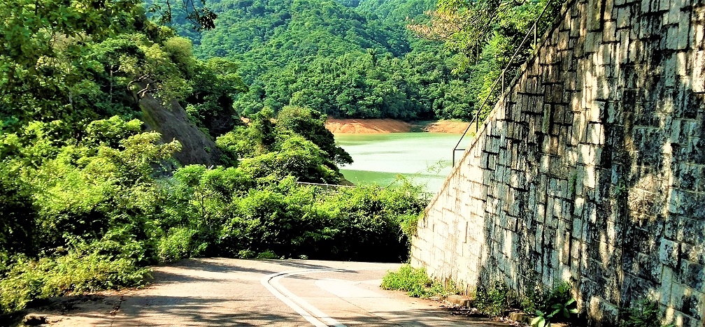 Private car can gets in the Kam Shan Country Park on the weekdays.
