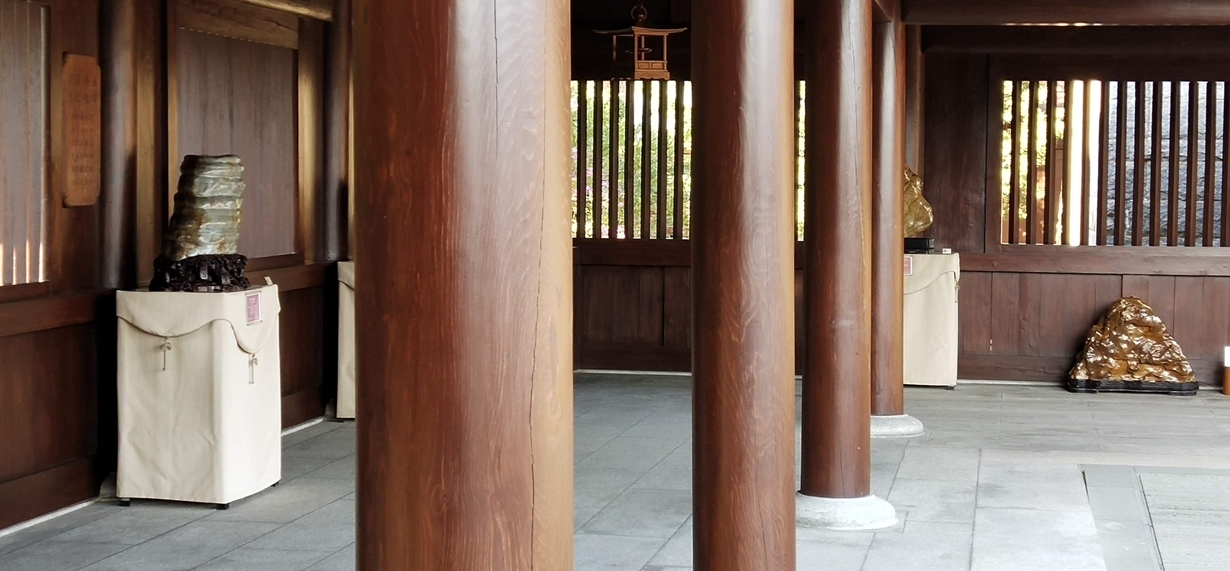 Wooden columns in Chi Lin Nunnery