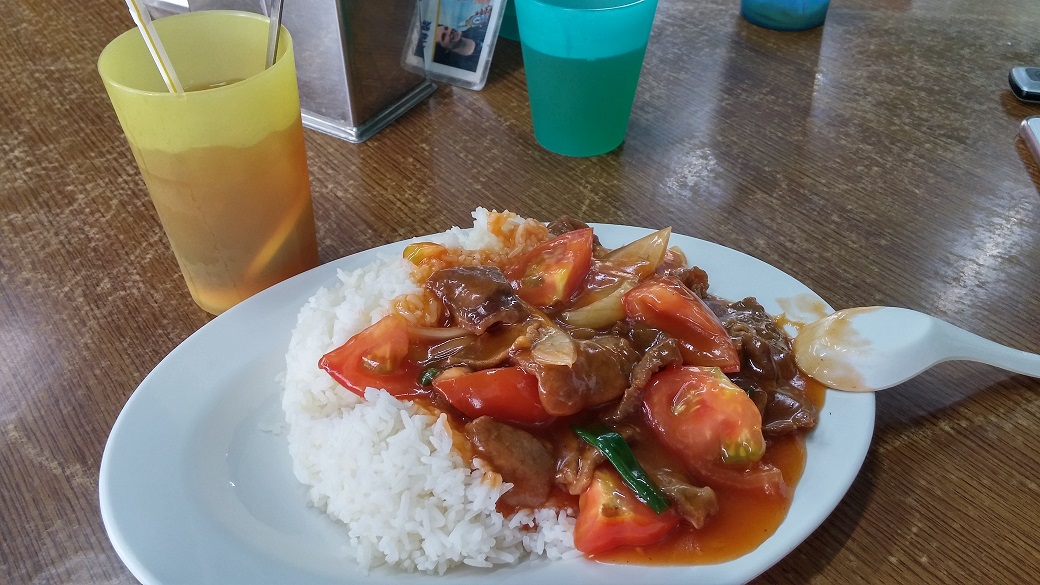 Iced lemon tea and rice with tomato and beef
