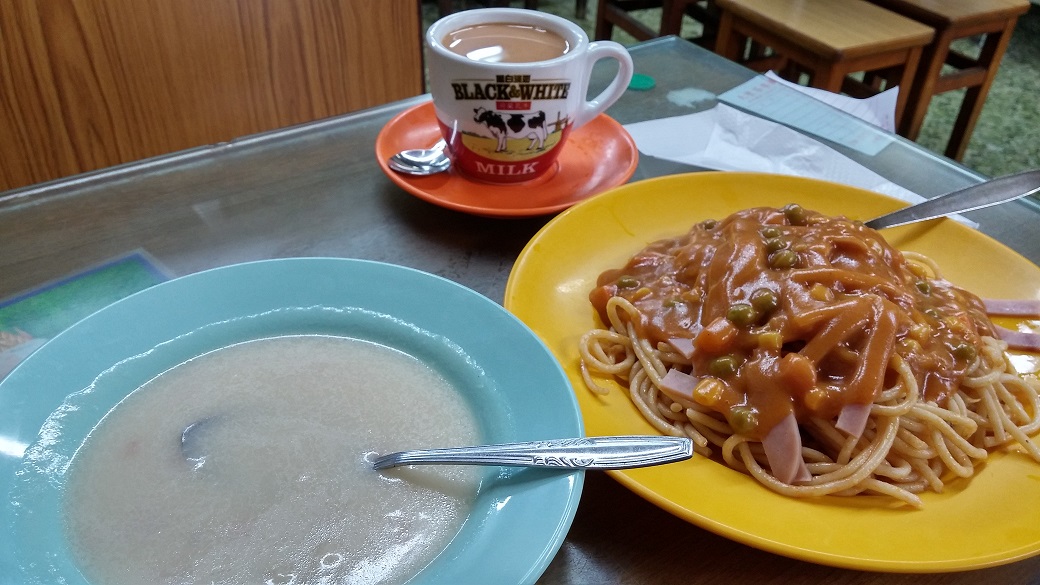 Ketchup spaghetti with ham, cream soup and milk tea.