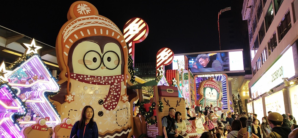 A lot of Hong Kong citizens gather at the Christmas decorations of Harbour City to celebrate.
