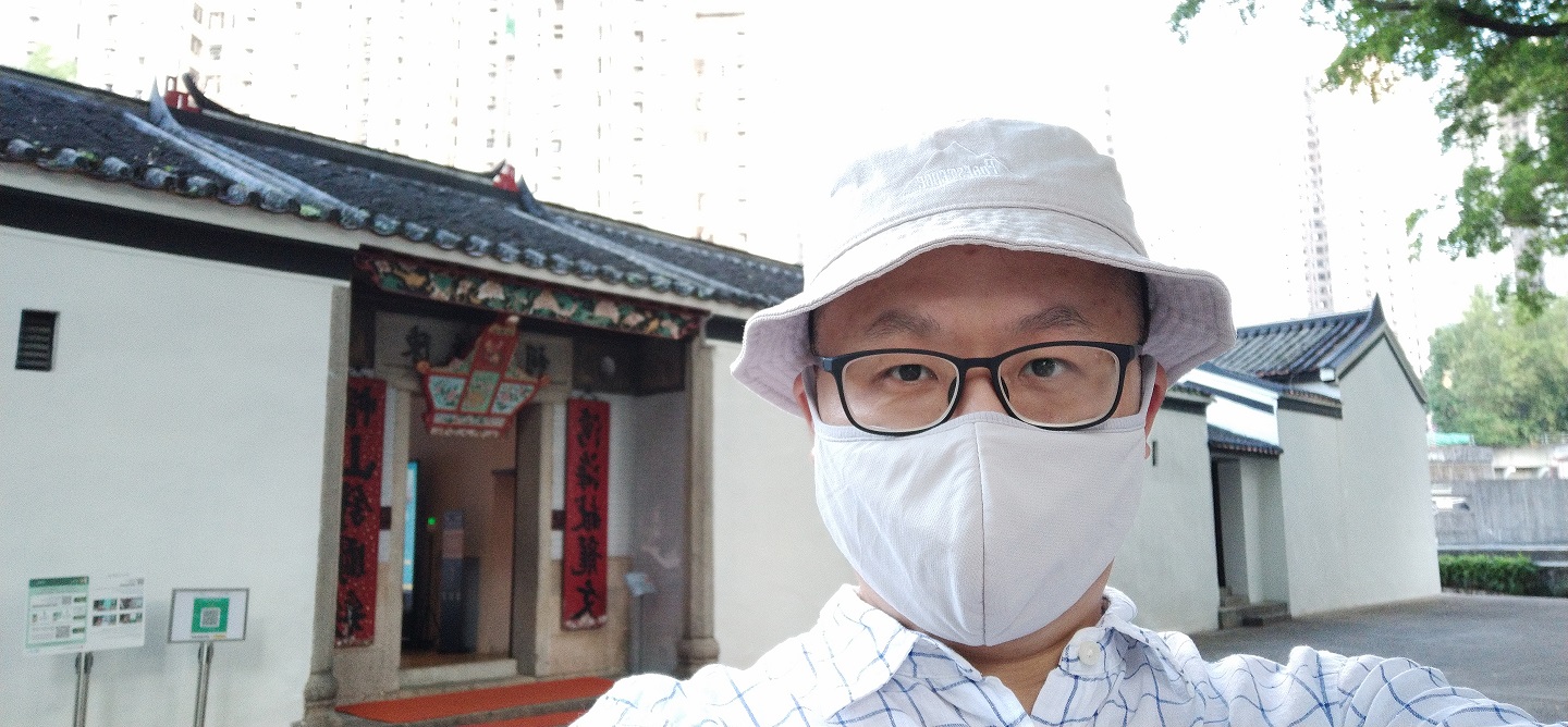 Frank takes selfie outside the Sam Tung Uk Museum